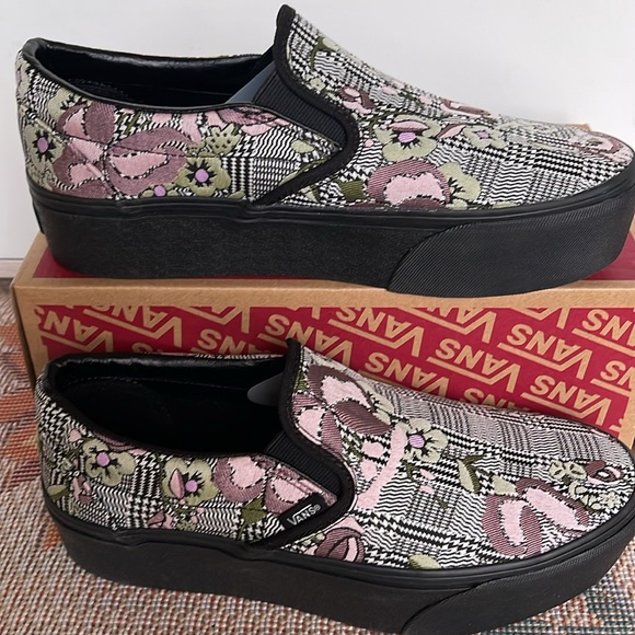 Vans WMNS Classic Slip-On Stackform Tapestry Floral Black
VN0A7Q5RBM8
Platforms - Picture 2 of 16